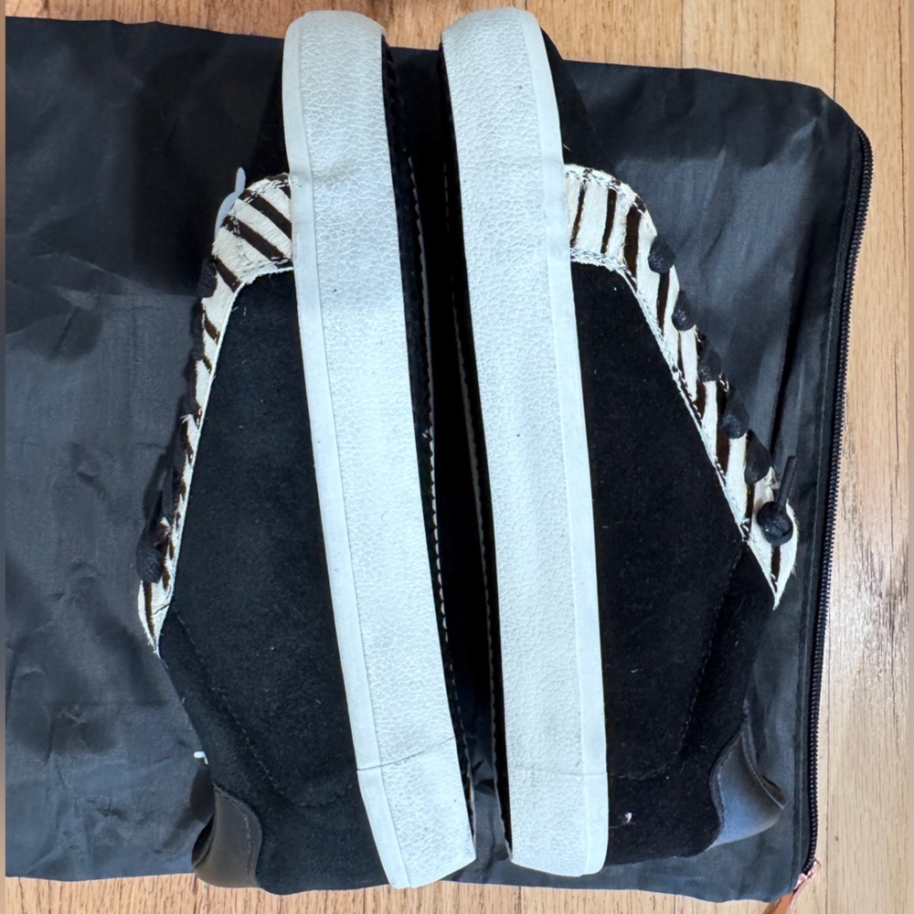 Vintage Havana Black and White Sneakers in 7.5 - Picture 5 of 9